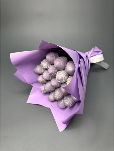Букет из клубники в шоколаде в цвете лаванда
